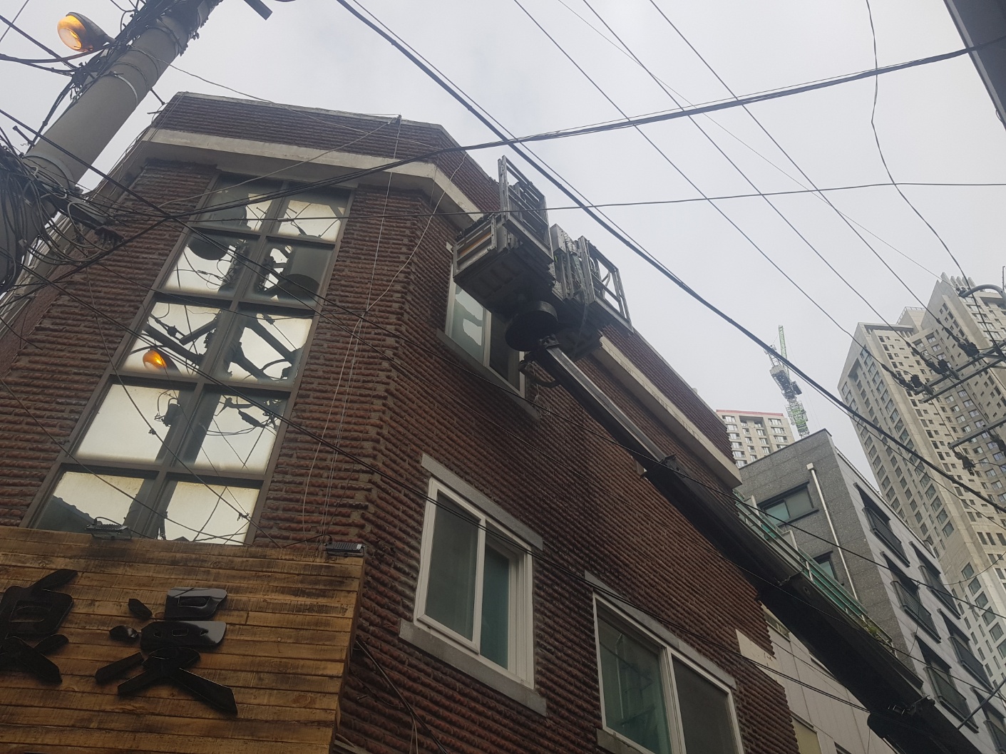 영구스카이 고소작업차를 이용한 건물 외벽 작업 현장