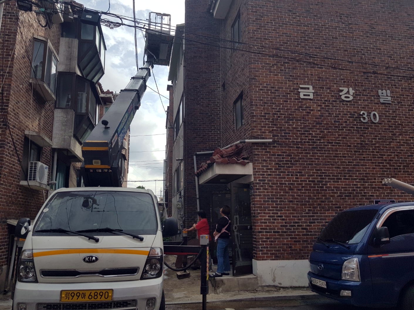 영구스카이 고소작업차를 이용한 건물 외벽 작업 현장
