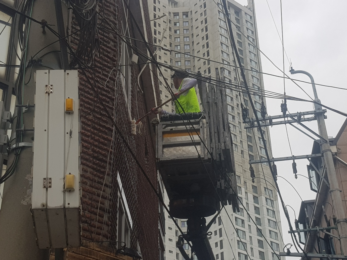영구스카이 고소작업차를 이용한 건물 외벽 작업 현장